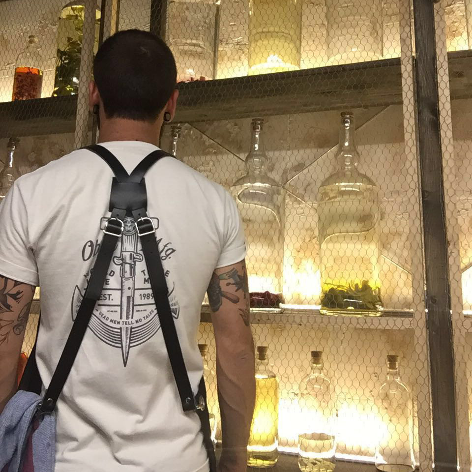 Delantal_arnés_cuero_macera_taller_bar_