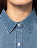colletto della camicia in denim leggero