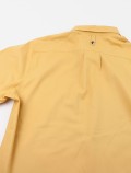 Dorso della camicia gialla