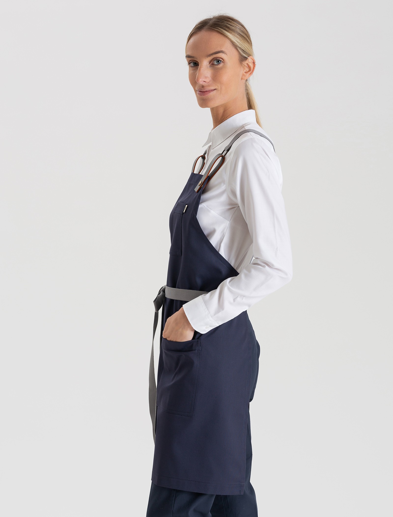 Blue apron with cross-back design - Professional and modern - Qooqer