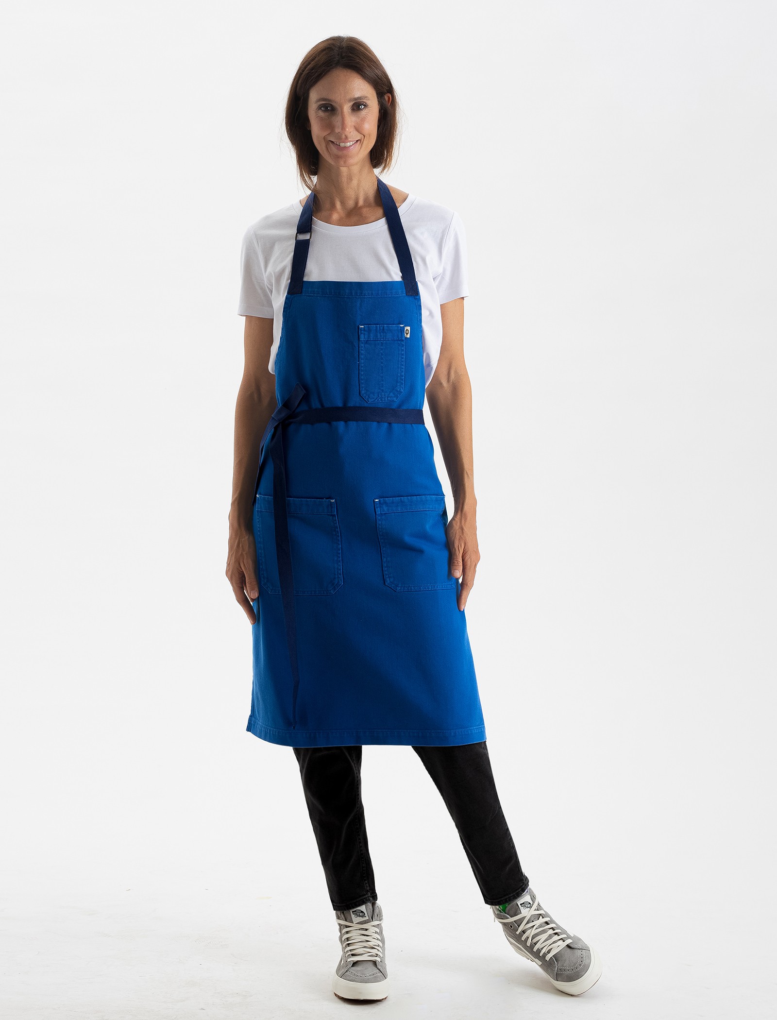 This waiter s blue apron is the perfect choice Qooqer