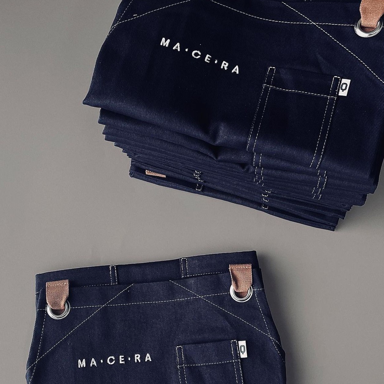 Delantal personalizado con logo bordado Delantal personalizado con logo bordado