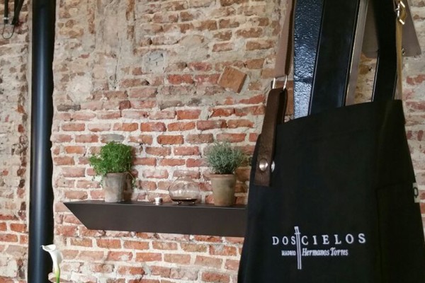 Cooking in Dos Cielos Madrid Restaurant