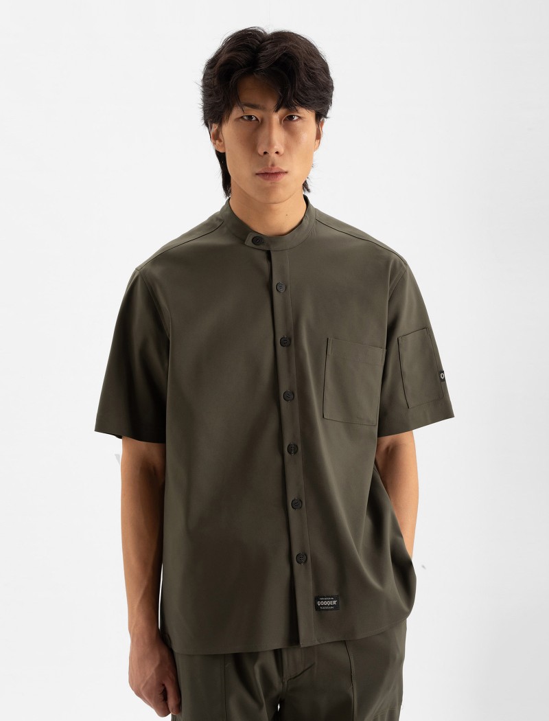 Camisa de chef verde militar Camisa de chef verde com corte amplo, colarinho mandarim e tecido técnico