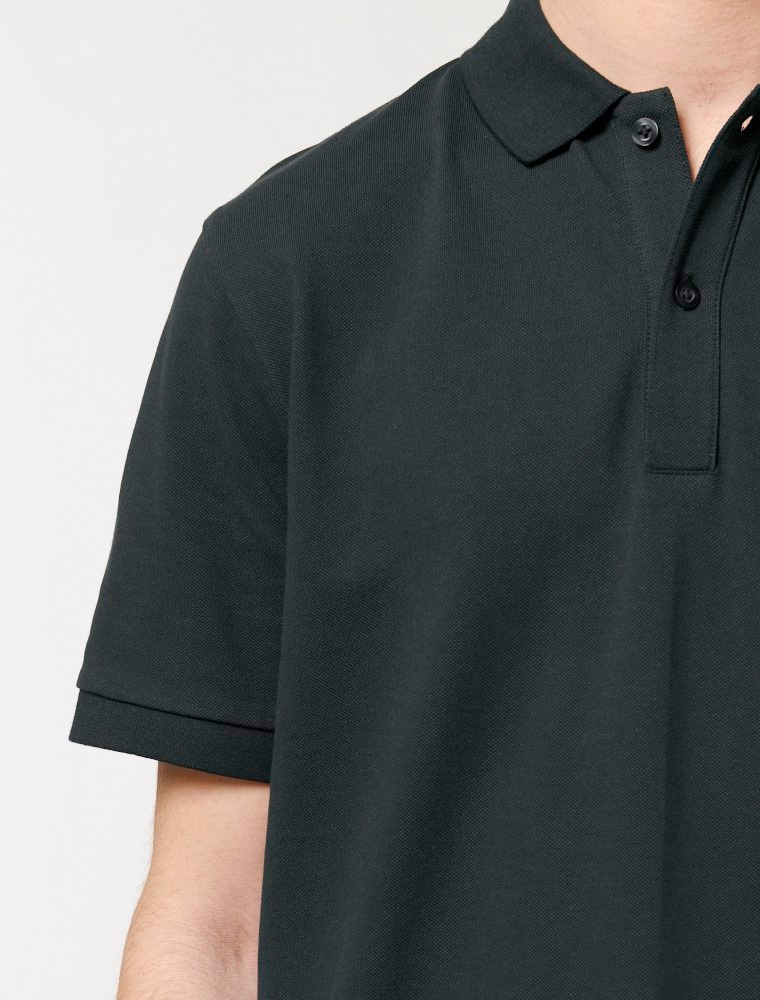 Poloshirt Detail Schwarzes Poloshirt Detail