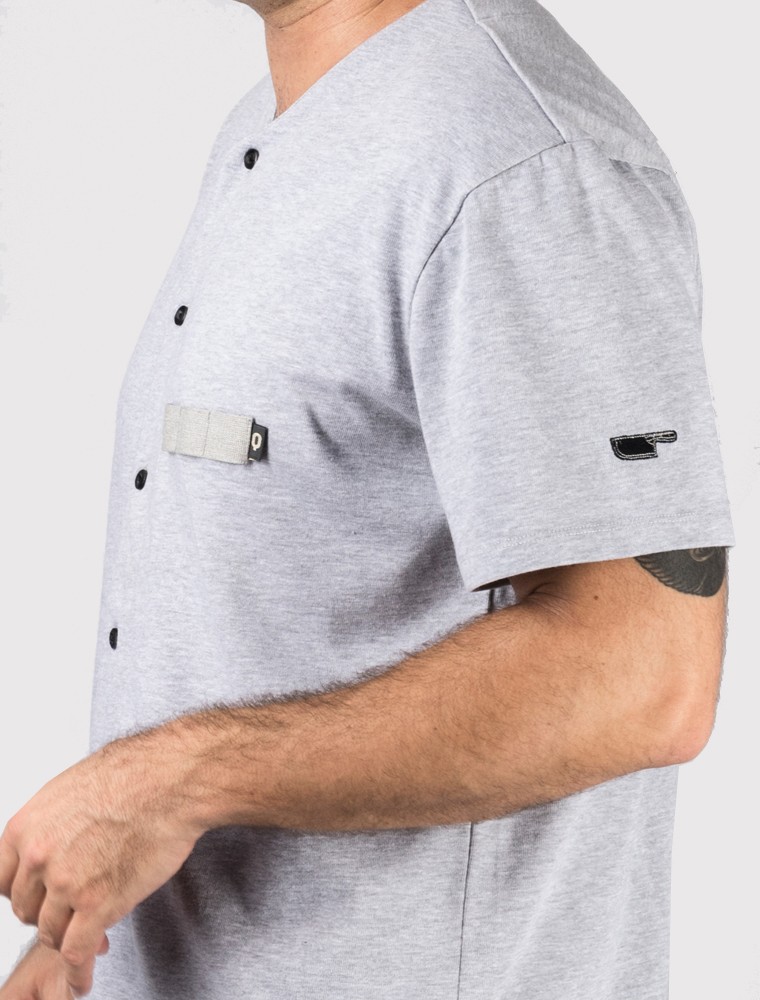 Chaquetilla gris de cocinero detalle cuchillo Chaquetilla gris de cocinero detalle cuchillo