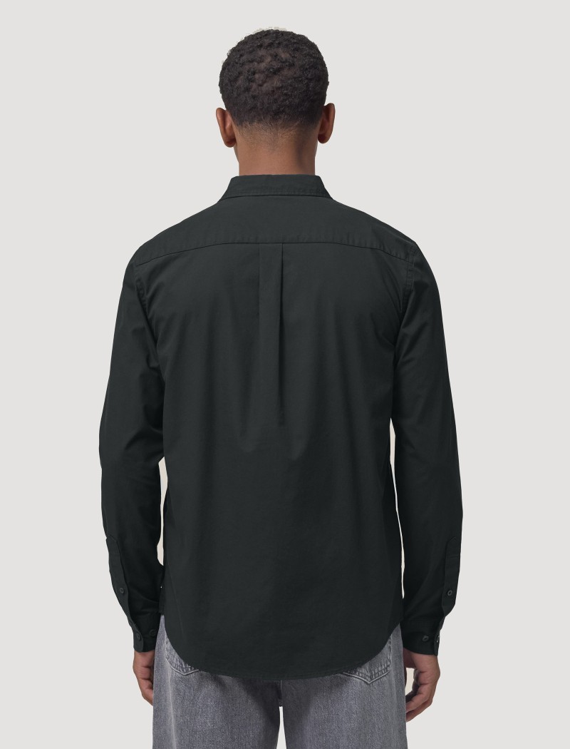 Camisa de Popelín Negra para Hombre - Uniforme de hostelería vista trasera Hombre vistiendo camisa de popelín negra para uniforme de hostelería y restaurante, vista trasera