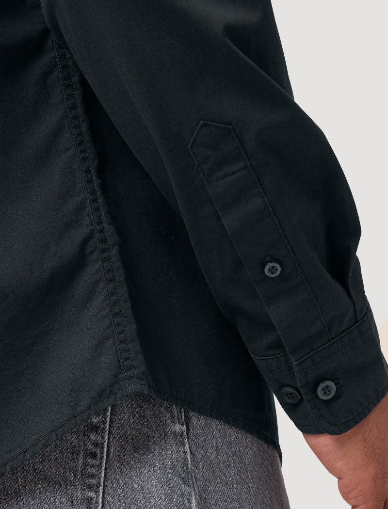 Camisa de Popelín Negra para Hombre - Detalle de puño Detalle del puño de la camisa de popelín negra para hombre con cierre de dos botones