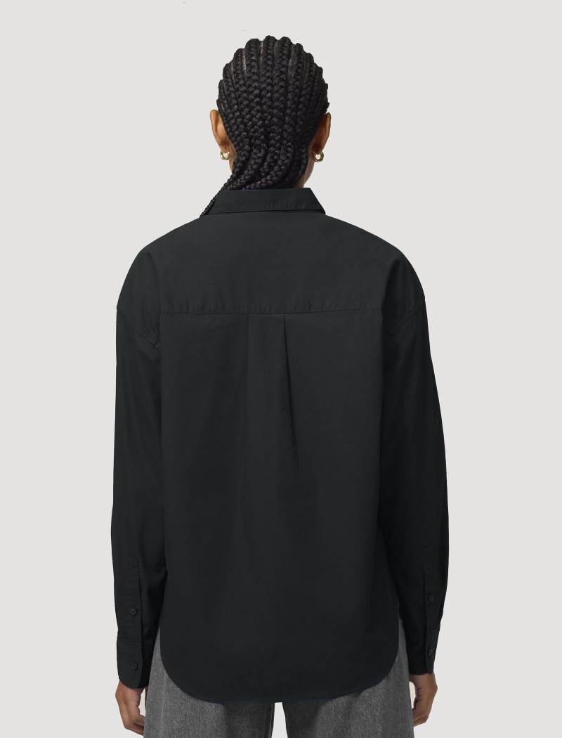 Camisa de Popelín Negra para Mujer - Uniforme de hostelería vista trasera Mujer vistiendo camisa de popelín negra para uniforme de hostelería y restaurante, vista trasera