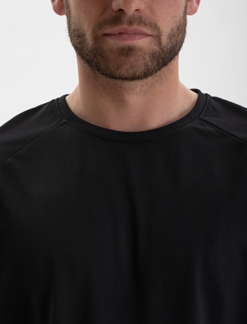 black t-shirt detail black t-shirt detail