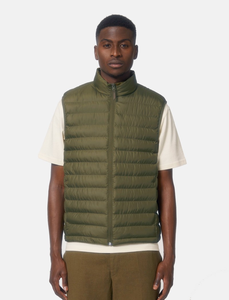 Herrenweste Khaki: Leichte Arbeitsweste für Service und Gastronomie Khakifarbene Herrenweste aus recyceltem Polyester: warme und leichte Service-Uniform für Gastronomie und Küche