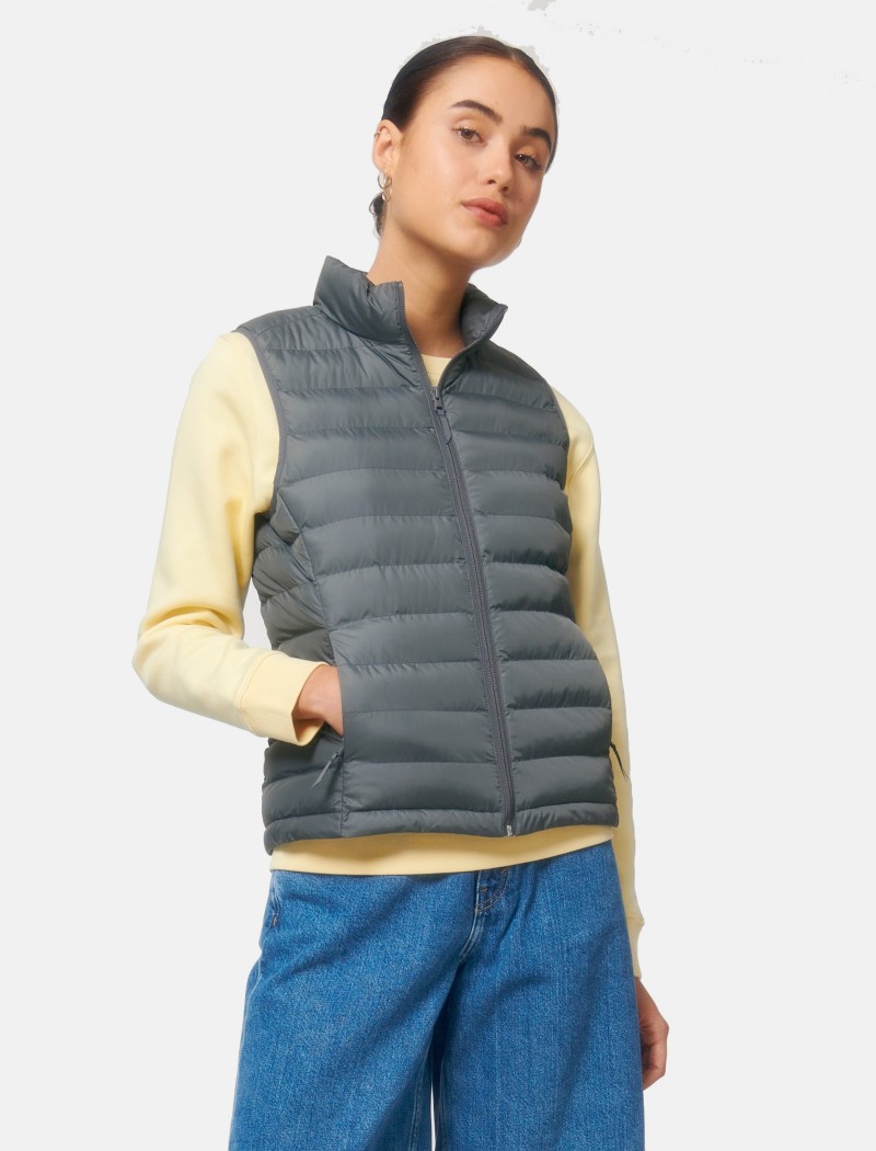 Damenweste Grau: Leichte Arbeitsweste für Service und Gastronomie Damenweste in Grau aus recyceltem Polyester: warme und leichte Service-Uniform für Gastronomie und Küche