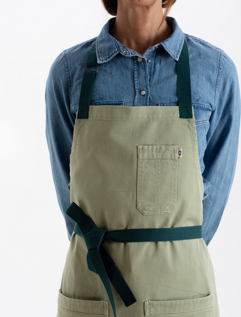 Tablier vert, détail de poitrine Tablier vert, détail de poitrine