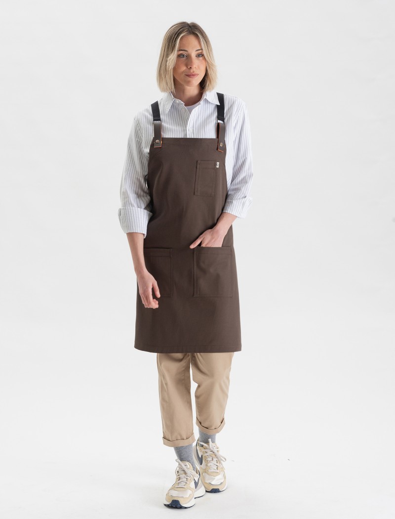 Avental castanho confortável e cruzado Avental castanho confortável e cruzado
