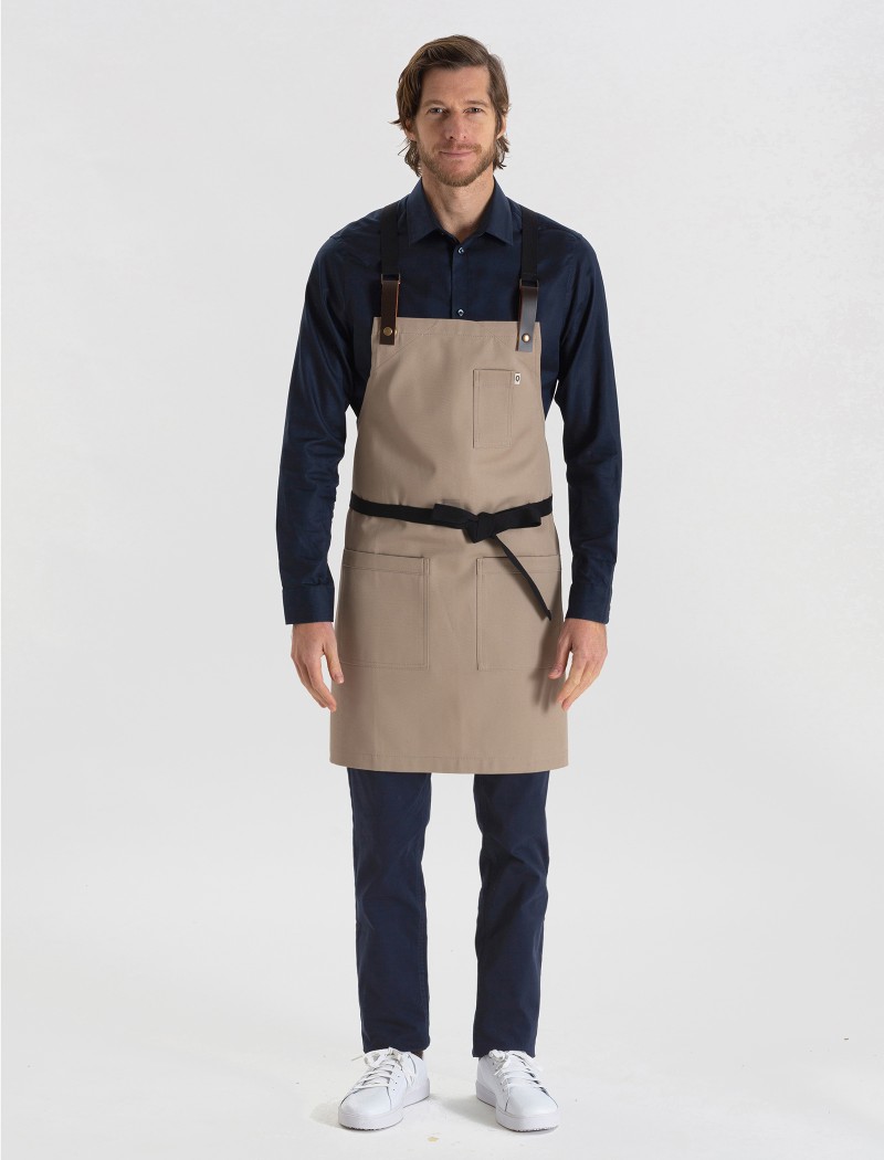 Garbo Sand Apron Front View | QOOQER Sandfarbene Garbo Schürze mit Leder-Accessoires für Küchenuniform