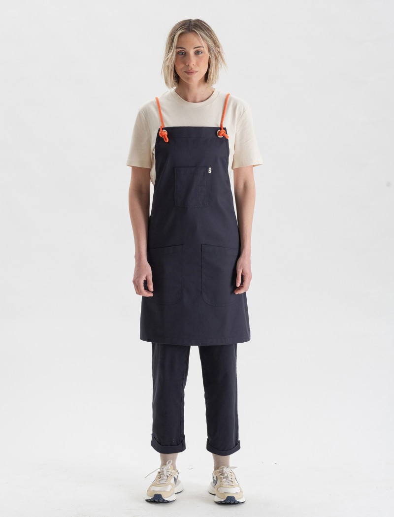 Kab Navy Apron Front View | QOOQER Kab Schürze Navy: Dunkelblaue Küchenuniform mit stylischem X-Rücken für Profis in Küche und Service