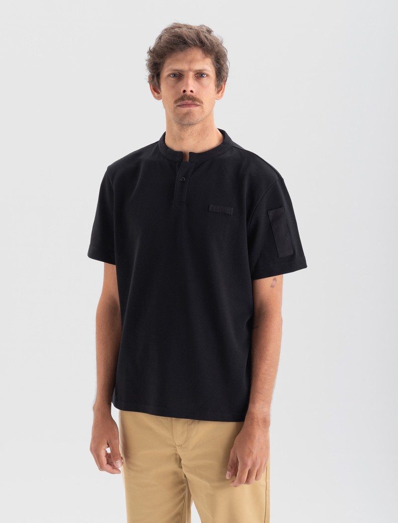 Lacey Poloshirt Schwarz für Küche & Gastronomie: Unisex mit Stil Lacey Unisex Poloshirt Schwarz aus Bio-Baumwolle für Gastronomie und Kochbekleidung