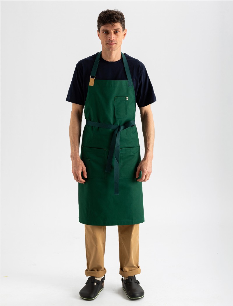 Root Pine Apron Front View | QOOQER Avental de cozinheiro verde escuro