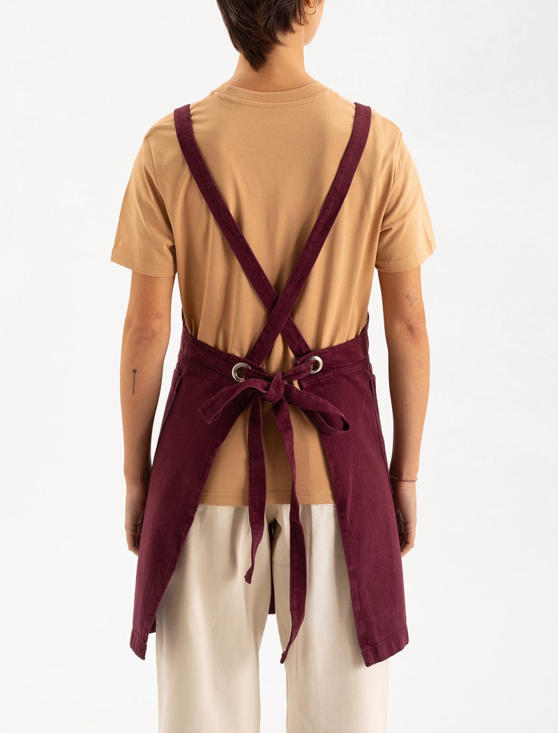 Tone Long Claret Apron Back Detail | QOOQER Weinrote Latzschürze mit Kreuzträgern aus Bio-Baumwolle