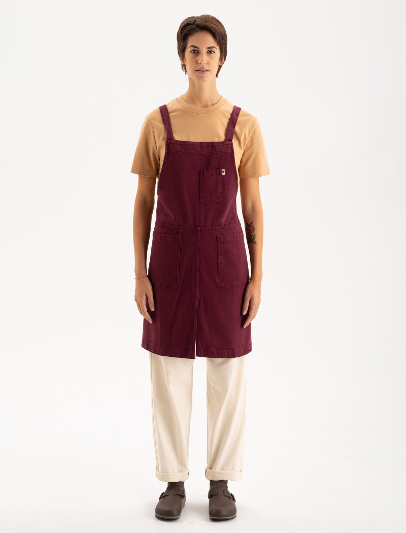 Tone Long Claret Apron Front View | QOOQER Burgunderrote Latzschürze mit Kreuzträgern für Bäckerei und Specialty Coffee
