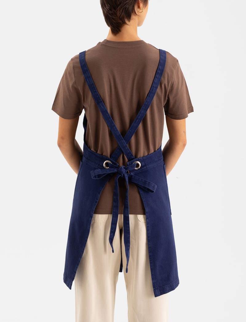 Tone Long Klein Apron Back View | QOOQER Kobaltblaue Latzschürze mit Kreuzträgern aus Bio-Baumwolle