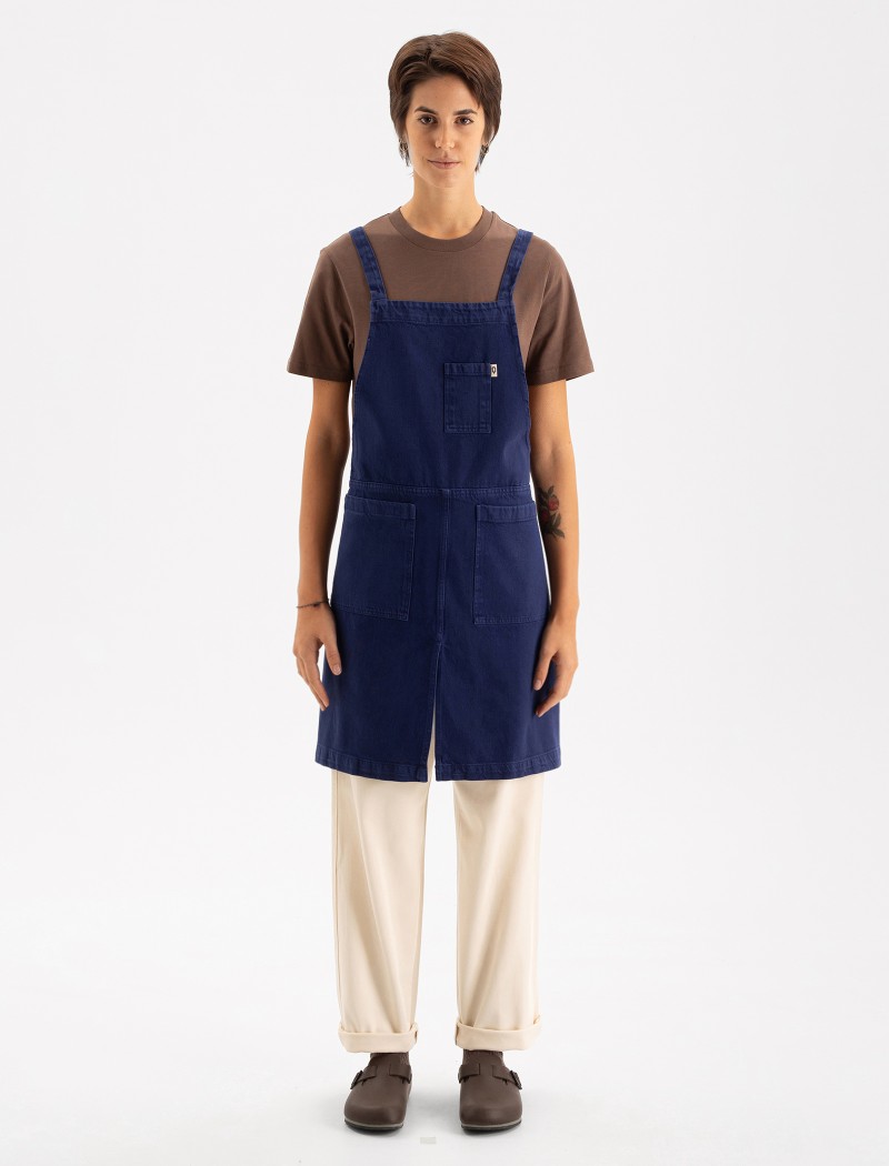 Tone Long Klein Apron Front View | QOOQER Kobaltblaue Latzschürze mit Kreuzträgern für Bäckerei und Specialty Coffee