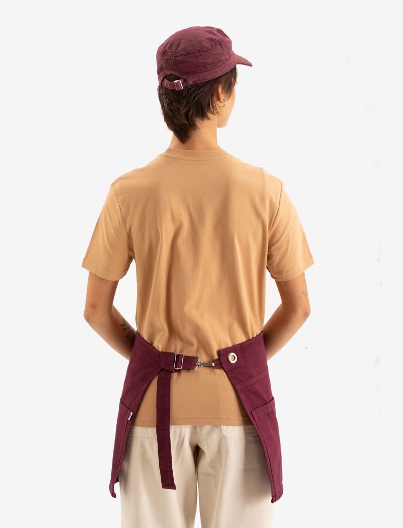 Tone Short Claret Apron Back Detail | QOOQER Tone Short Vorstecker - Claret