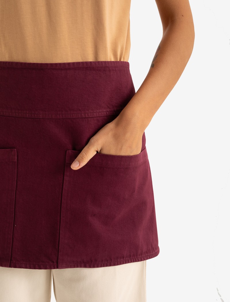 Tone Short Claret Apron Front Detail | QOOQER Tone Short Vorstecker - Claret