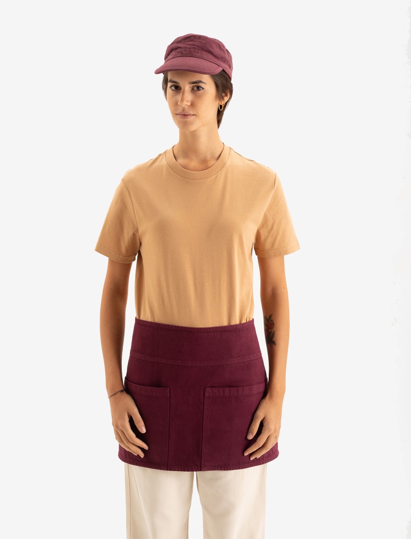 Tone Short Claret Apron Front | QOOQER Vorbinder und Schirmmütze aus Baumwolle in Bordeaux, ideal für Bäckerei und Cafés