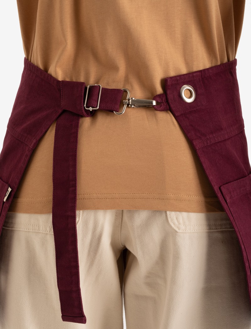 Tone Short Claret Apron Strap Detail | QOOQER Tone Short Vorstecker - Claret